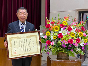 image : Mr. Otake, Chairman of the Matsuida Plant Safety and Health Committee, at the award ceremony.